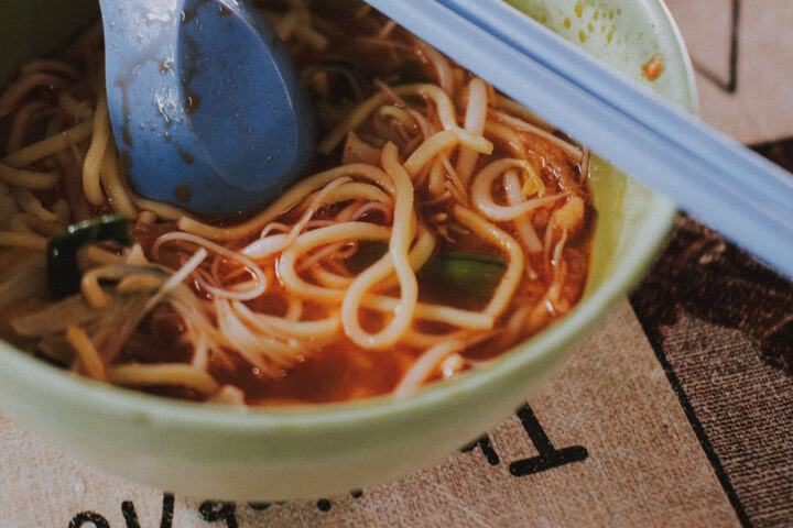 美食作家陳靜宜《我說福建麵,你說蝦麵》探索華人移民與在地認同的飲食敘事